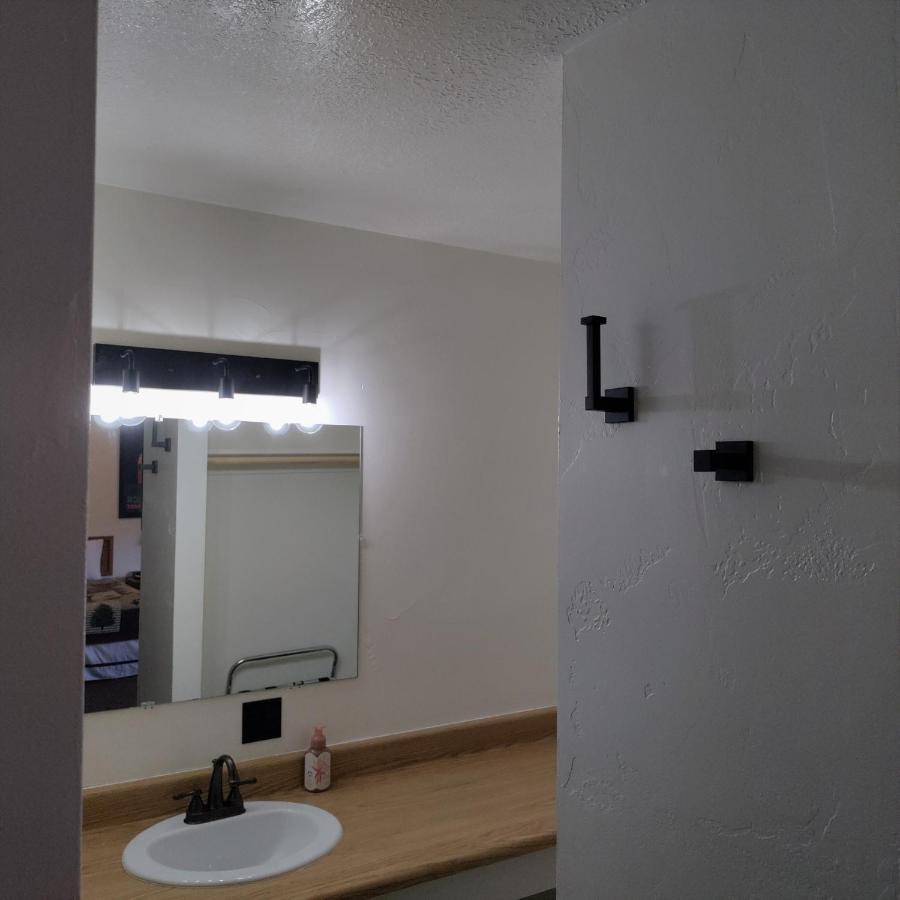 High Desert Inn Салина Екстериор снимка