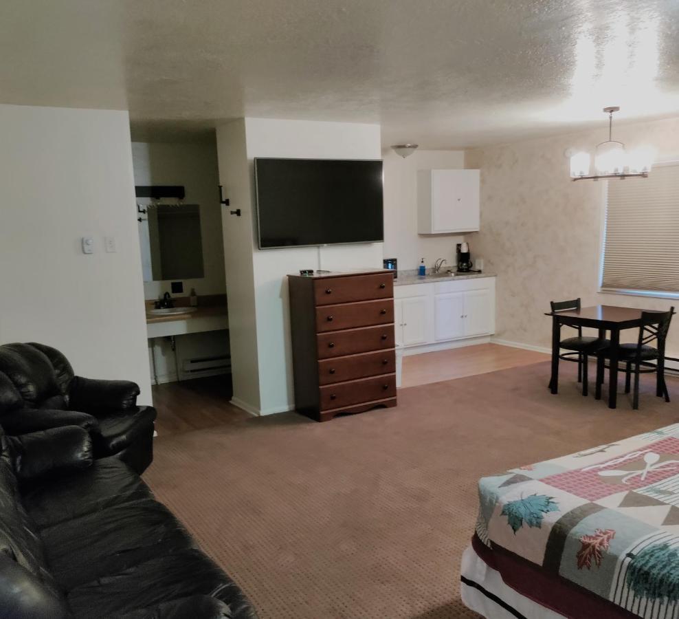 High Desert Inn Салина Екстериор снимка