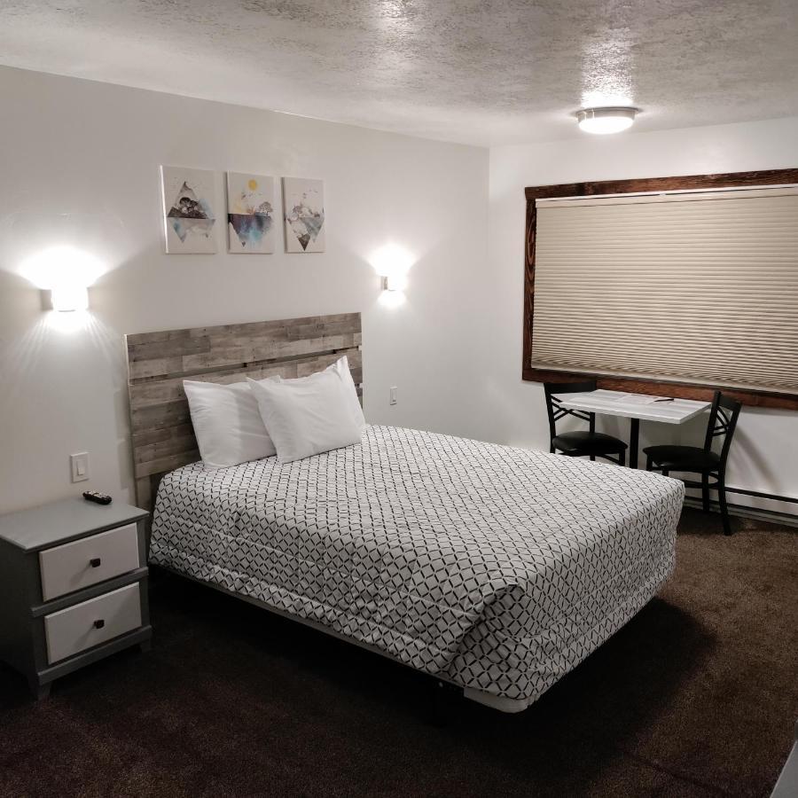 High Desert Inn Салина Екстериор снимка