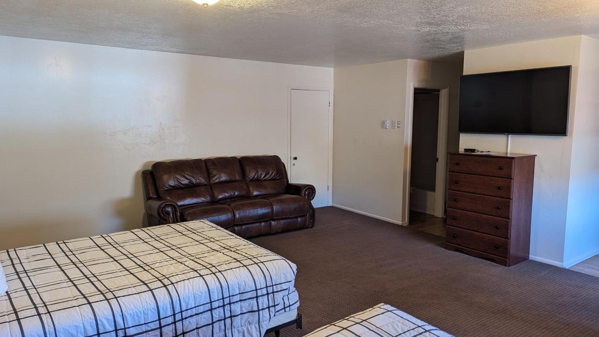 High Desert Inn Салина Екстериор снимка
