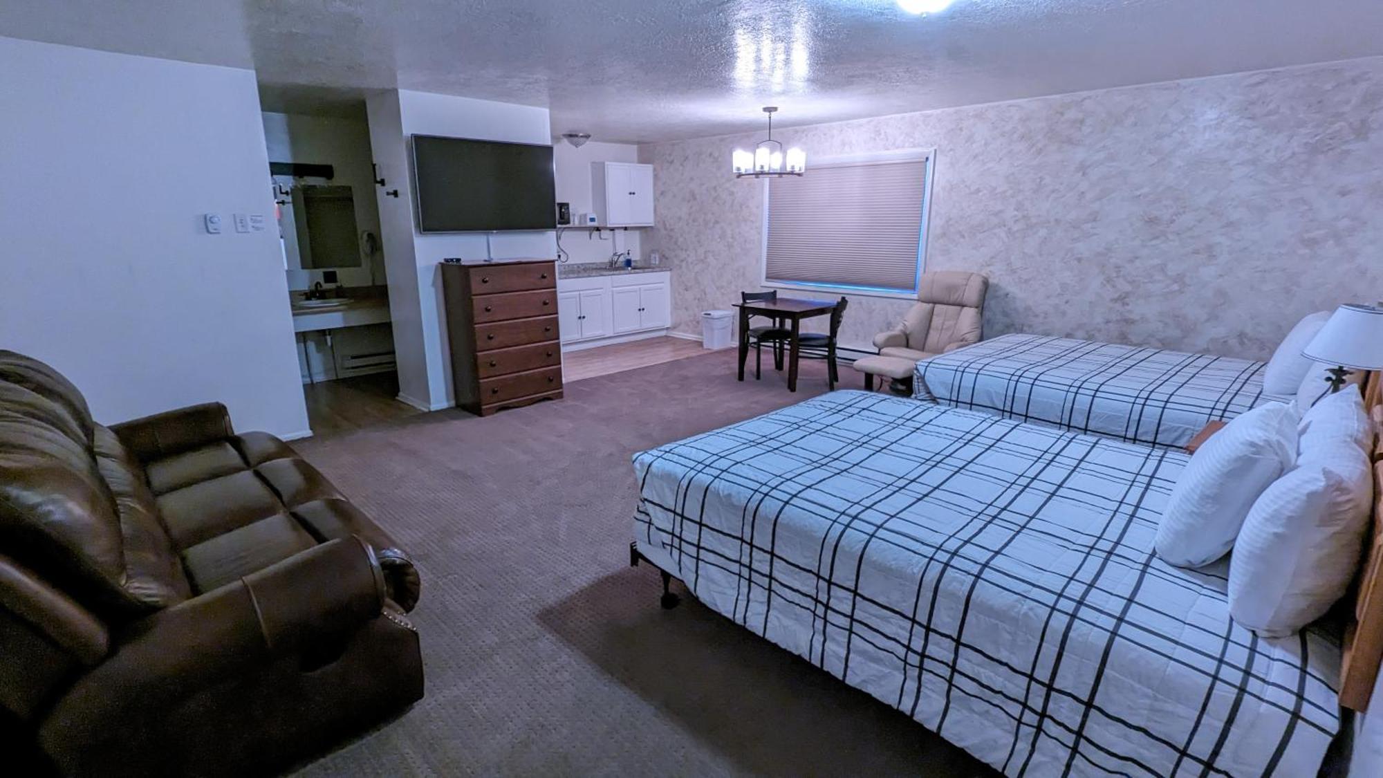 High Desert Inn Салина Екстериор снимка
