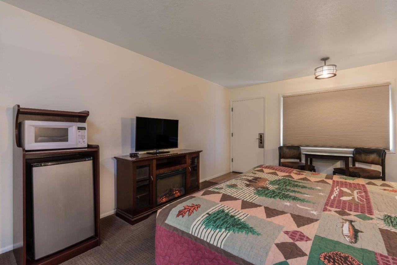 High Desert Inn Салина Екстериор снимка